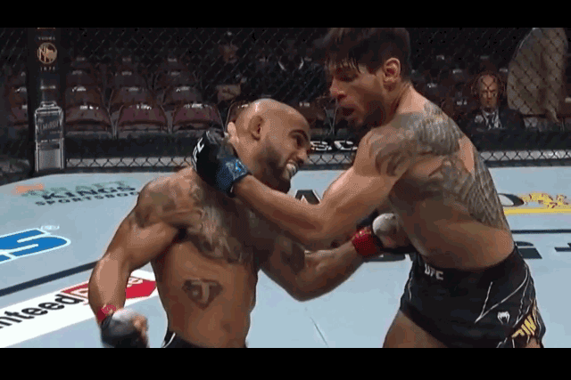 Miles Johns tung cú đấm hạ knock-out Anderson dos Santos.