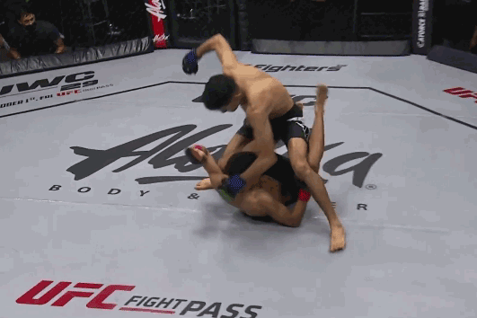 Cesar Vazquez ra đòn hạ đo ván Hugo Torres.