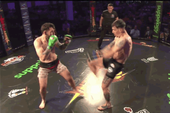 Chrissy Mountford ra đòn hạ knock-out Connor Norsworthy.