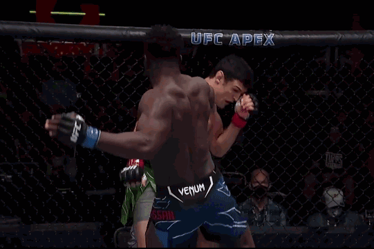 Abdul Razak Alhassan ra đòn hạ knock-out Alessio Di Chirico.