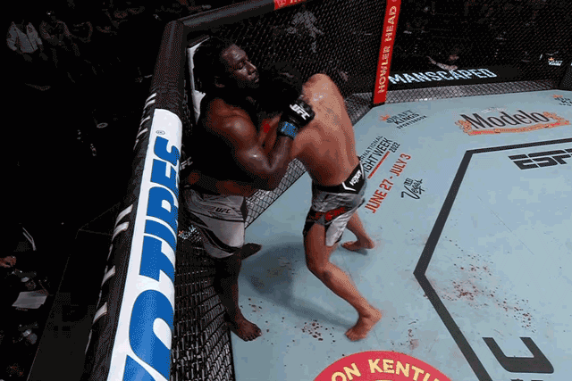 Devin Clark tung đòn chỏ cực mạnh khiến đối thủ choáng váng.