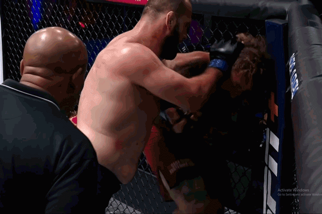 Tay đấm nặng 120kg tung cú lên gối cực mạnh khiến đối thủ ‘ngất lịm’