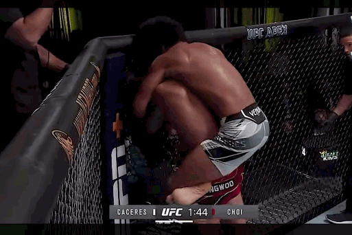 Alex Caceres ra đòn hạ gục đối thủ.