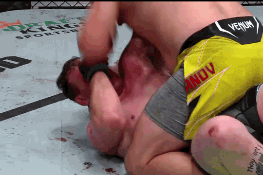 Alexander Romanov ra đòn liên tiếp vào mặt Jared Vanderaa.