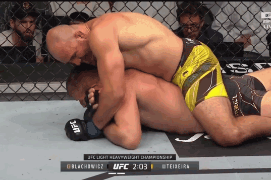 Đòn siết cổ giúp Glover Teixeira giành chức vô địch.