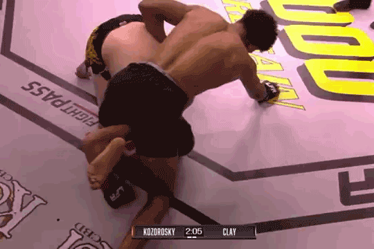 Lucas Clay quật ngã Jake Kozorosky xuống sàn đấu.