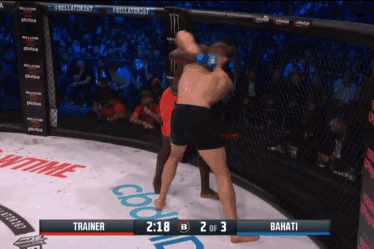 Luke Trainer ra đòn hạ knock-out Yannick Bahati.