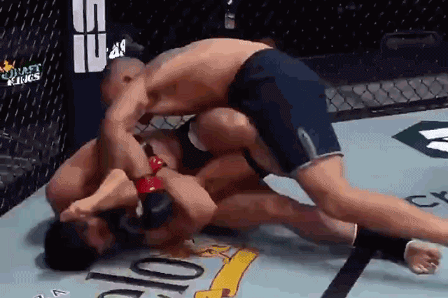 Gadzhi Omargadzhiev "bẻ càng" khiến đối thủ chịu thua.