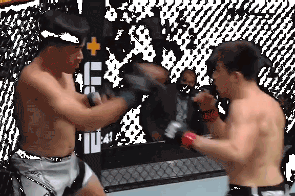 Alexander Hernandez ra đòn hạ knock-out Mike Breeden.