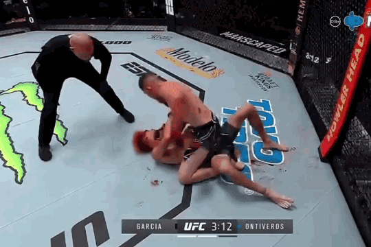 Những cú đấm liên tiếp của Steve Garcia khiến Charlie Ontiveros đổ máu khá nhiều.