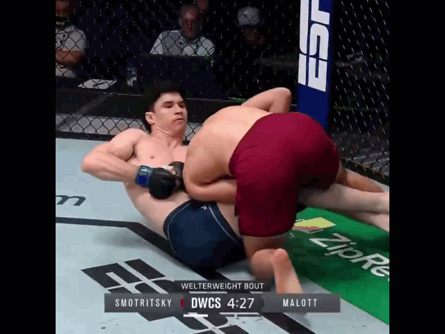 Mike Malott tung đòn siết cổ khiến đối thủ nhận trận thua knock-out.