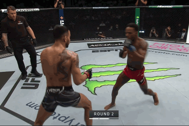 Pha ra đòn của Lerone Murphy khiến Makwan Amirkhani bất tỉnh. 