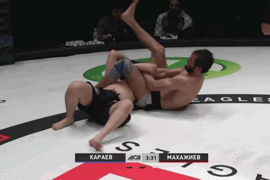 Abdul-Rakhman Makhazhiev khiến đối thủ xin đầu hàng.