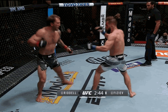 Rafael Fiziev tung cú đá hạ gục đối thủ.