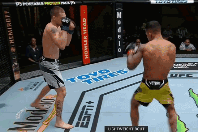 Võ sĩ Mỹ tung loạt 21 cú đấm, hạ knock-out đối thủ sau 37 giây thi đấu