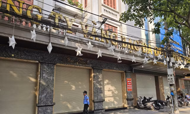 Cảnh sát rời đi, cửa hàng vàng Phúc Thành ở Ninh Bình đóng cửa kín mít