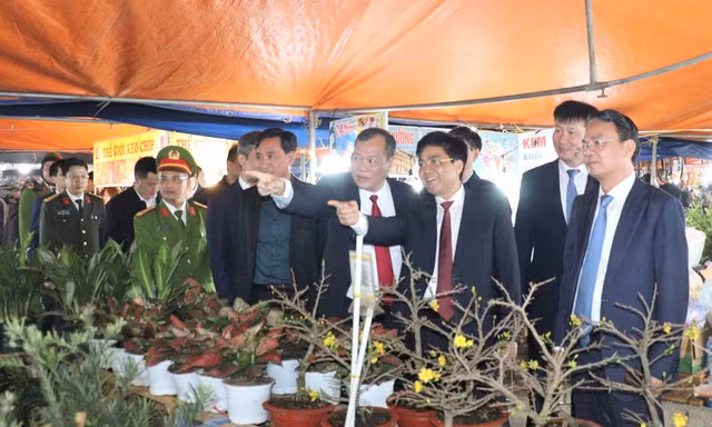 Khai hội phiên chợ 'mua may, bán rủi'