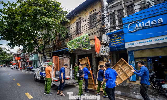 Di dời người dân khỏi chung cư 'chờ sập' ở Ninh Bình