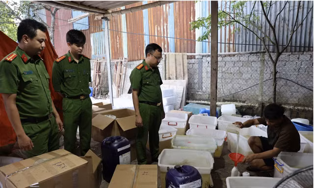 Triệt phá xưởng sản xuất sữa tắm, dầu gội giả quy mô lớn tại Ninh Bình