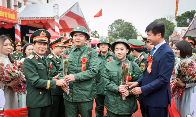 Đại tướng Nguyễn Tân Cương dự lễ giao, nhận quân tại Ninh Bình