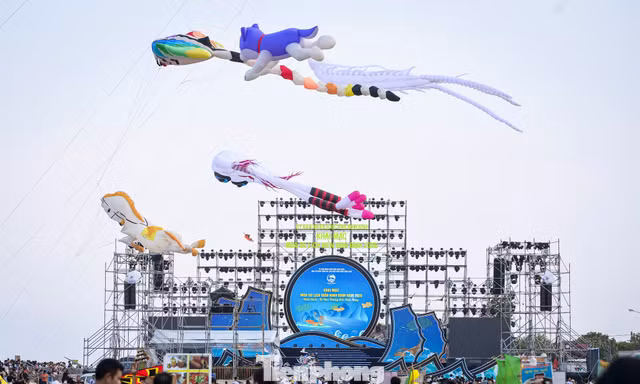 Hàng vạn người đổ về Ninh Bình xem non thiêng, biển rộng