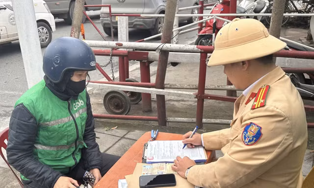 Đề xuất tạm ngừng xuất cảnh với người chây ì nộp phạt vi phạm hành chính