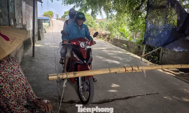 Cây cầu có barie bằng tre ở Hưng Yên 
