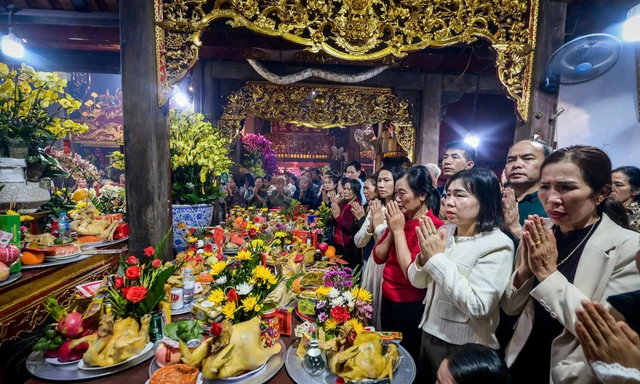 Người dân nườm nượp đến Phủ Tiên Hương cầu lộc 