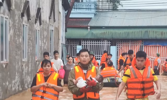 Lực lượng Công an tập trung ứng phó lũ lụt, vì Nhân dân phục vụ