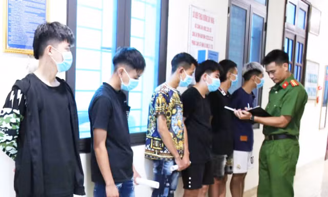 Hai nhóm đối tượng mang hung khí rượt đuổi nhau và cướp tài sản