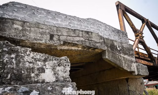 Hai cây cầu 'chờ sập' ở Ninh Bình