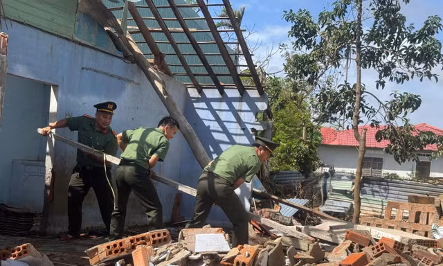 Lực lượng công an cứu hơn 2.000 người, hỗ trợ di dời hàng chục nghìn hộ dân trong bão lũ 