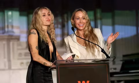 Miley Cyrus quyên góp hơn 25 tỷ đồng hỗ trợ nhà ở cho những phụ nữ vô gia cư