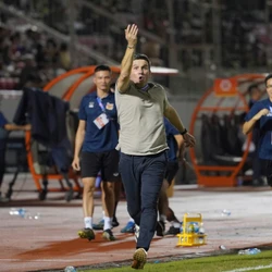 HLV Gerard Albadalejo của CLB Ninh Bình khó hiểu về cách bố trí trọng tài của giải