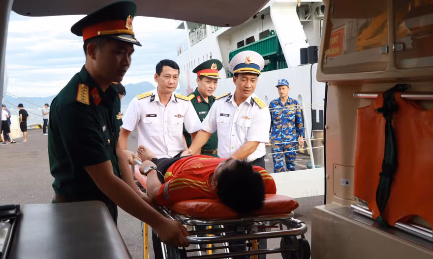 Bộ Tư lệnh Vùng 4 Hải quân kịp thời đưa ngư dân Lâm Đồng vào bờ điều trị