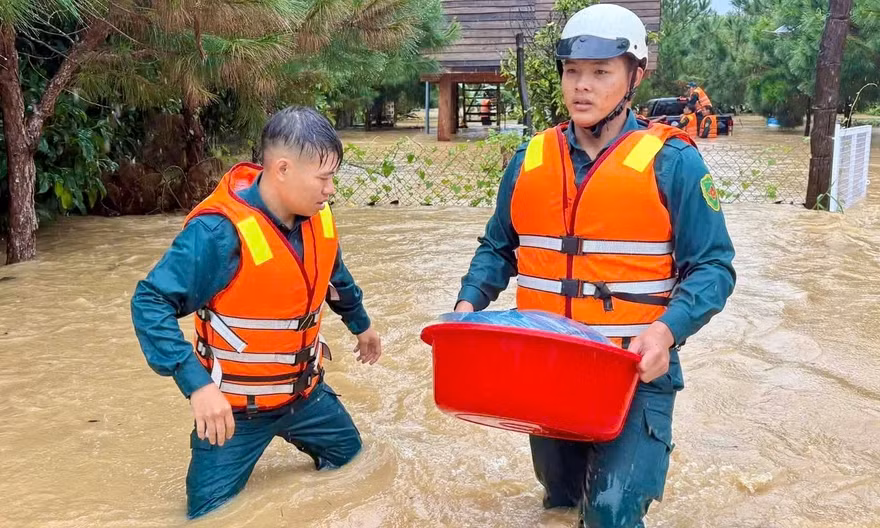 Mưa lớn xuyên đêm, nhiều nhà ở Bảo Lộc ngập sâu, khẩn trương di dời dân