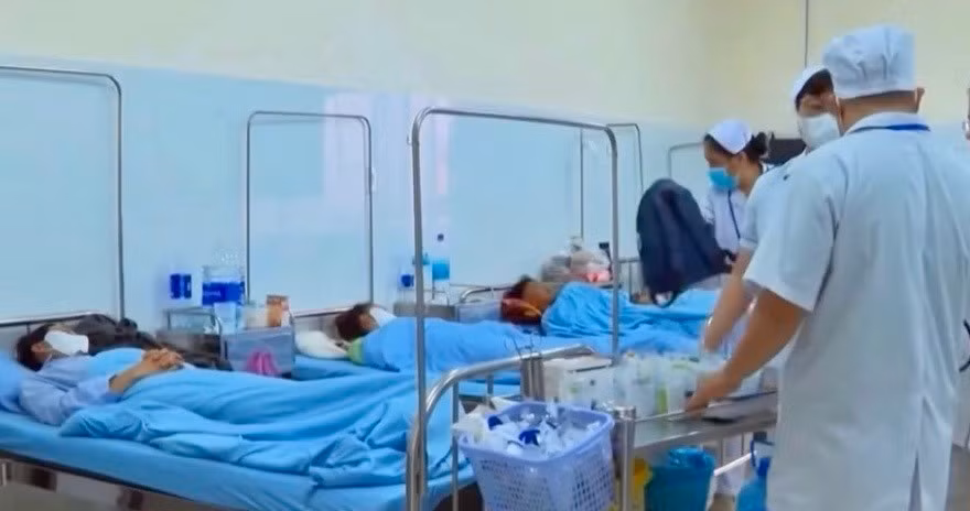 84 người nhập viện sau khi ăn bánh mì ở Lâm Đồng