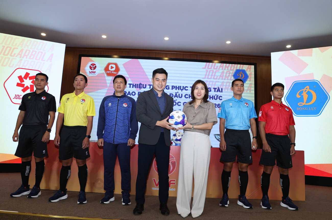 Trang phục của trọng tài và giám sát ở mùa giải 2025/26. LPbank V-League 2025/26 sẽ sử dụng bóng Terra chuẩn FIFA của Động Lực. anh-chup-man-hinh-2025-07-14-luc-173700.png