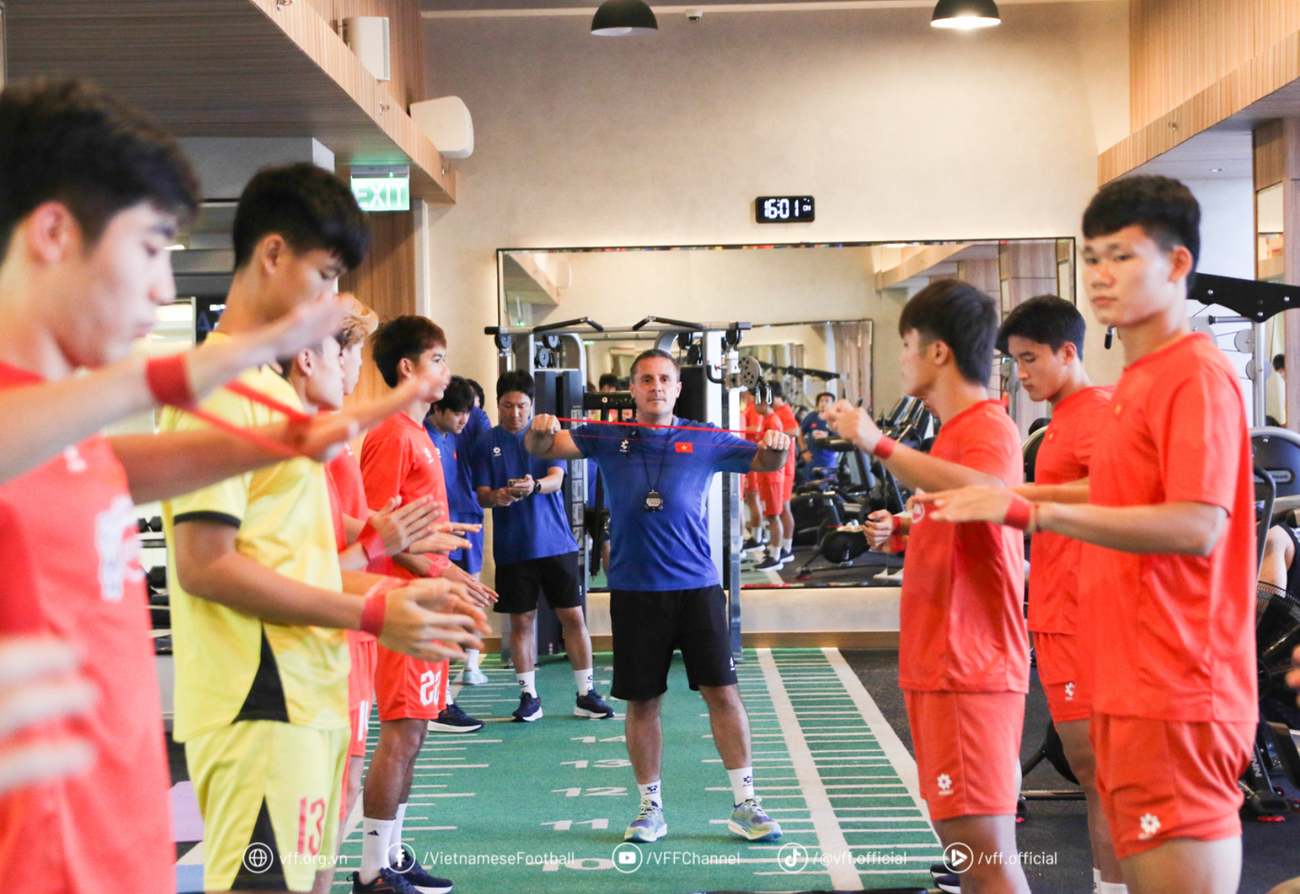 U23 Việt Nam tập hồi phục thể lực chuẩn bị cho trận đấu với U23 Indonesia anh-chup-man-hinh-2025-07-27-luc-132915.png