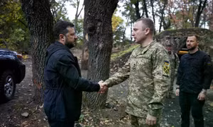 Tổng thống Ukraine thị sát lực lượng ở 'chảo lửa' Donetsk