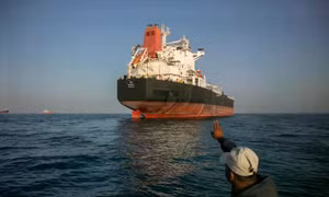 Iran tấn công hai siêu tàu chở dầu trên eo biển Hormuz