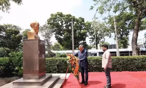 Tổng Bí thư, Chủ tịch nước Tô Lâm dâng hoa tại Tượng Chủ tịch Hồ Chí Minh ở Sri Lanka
