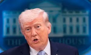 Tổng thống Trump tuyên bố Mỹ sẽ chặn các tàu thuyền đi qua eo biển Hormuz