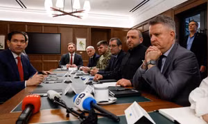 Toàn cảnh cuộc gặp của phái đoàn Mỹ và Ukraine hôm 30/11. (Ảnh: Reuters)