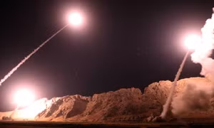 Iran đáp trả quyết liệt, phóng tên lửa hành trình vào tàu hải quân Mỹ