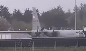 Người đàn ông cầm rìu bổ liên tục xuống máy bay quân sự Mỹ ở Ireland