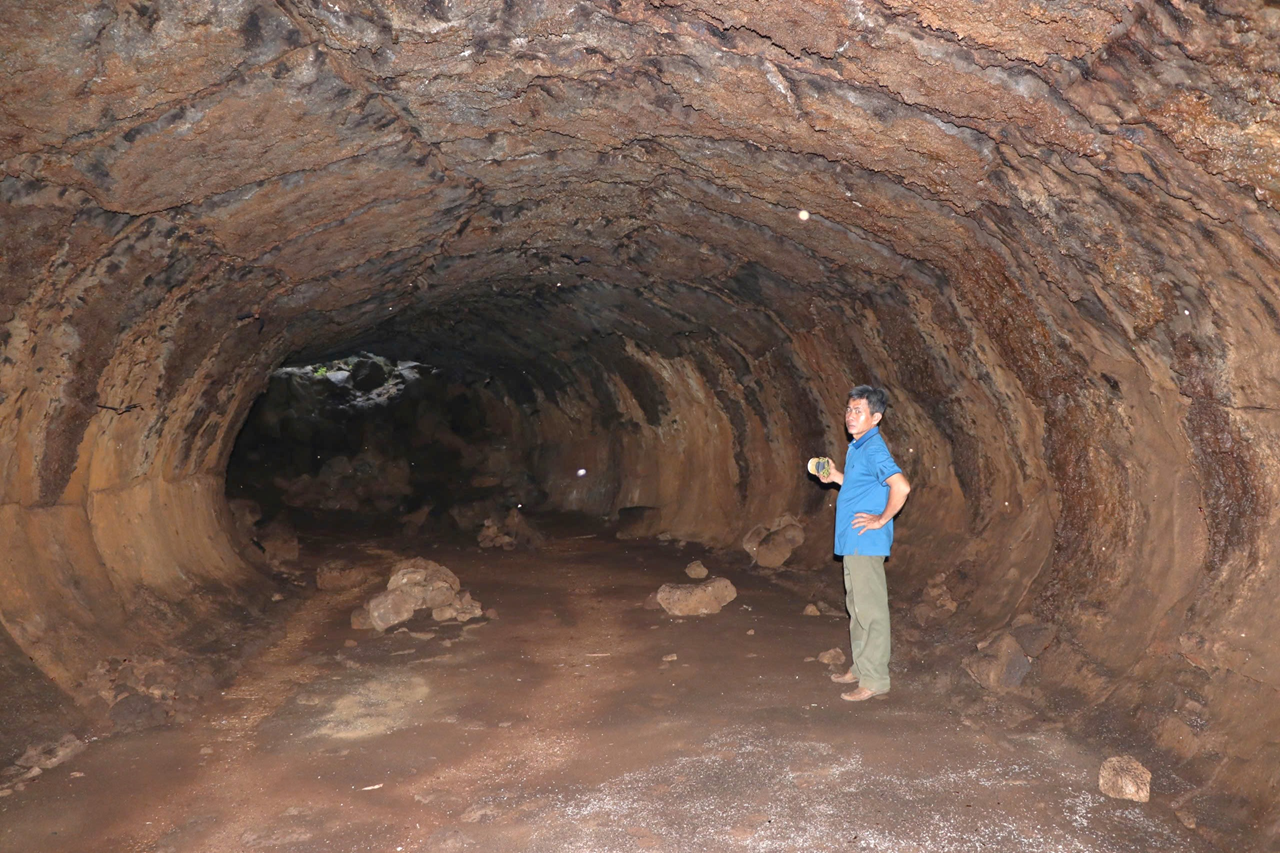 Ông Nguyễn Văn Đức thường dẫn các đoàn vào hang cho biết hang dài, vào sâu rất khó đi