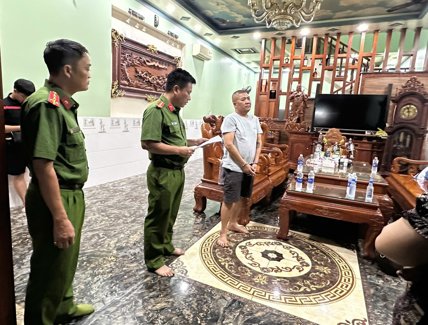 Cơ quan chức năng thực hiện lệnh tạm giữ hình sự đối tượng Tuấn trọc tuan-troc-2.jpg
