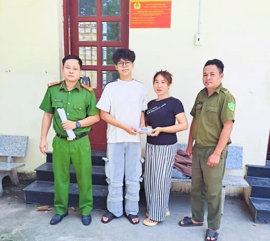 Em Nguyễn Chánh Đức trả lại số tiền nhặt được cho chị Phạm Thị Giang hoc-sinh.jpg