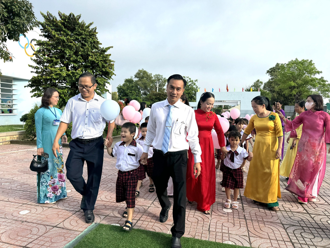 Ban Giám hiệu, giáo viên Trường Tiểu học Tân Phú đón học sinh lớp 1 đến trường trong Lễ khai giảng khai-giang.jpg